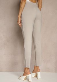 Renee - Beżowe Spodnie z Wiskozą High Waist z Ozdobnymi Guzikami Redillia. Okazja: na co dzień, na spotkanie biznesowe. Stan: podwyższony. Kolor: beżowy. Materiał: wiskoza. Styl: biznesowy, klasyczny, elegancki, casual