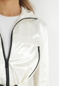 Born2be - Biała Kurtka Layna. Typ kołnierza: kołnierzyk stójkowy. Kolor: biały. Materiał: materiał. Długość rękawa: długi rękaw. Długość: długie #5