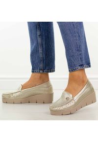 Złote skórzane mokasyny damskie Vinceza 39989. Okazja: na spacer, na co dzień. Nosek buta: okrągły. Kolor: złoty. Szerokość cholewki: normalna. Wzór: aplikacja. Materiał: skóra. Sezon: wiosna, jesień, lato. Obcas: na koturnie. Styl: casual, elegancki, klasyczny #1