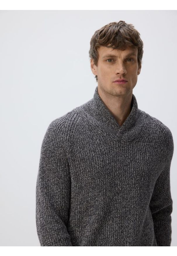 Reserved - Sweter z dekoltem V - ciemnoszary. Kolor: szary. Materiał: dzianina, bawełna