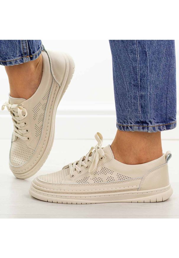 Beżowe skórzane półbuty damskie Cambell 13302. Okazja: na co dzień. Zapięcie: sznurówki. Kolor: beżowy. Materiał: skóra. Szerokość cholewki: normalna. Wzór: ażurowy. Sezon: wiosna, lato, jesień. Styl: casual, klasyczny, elegancki