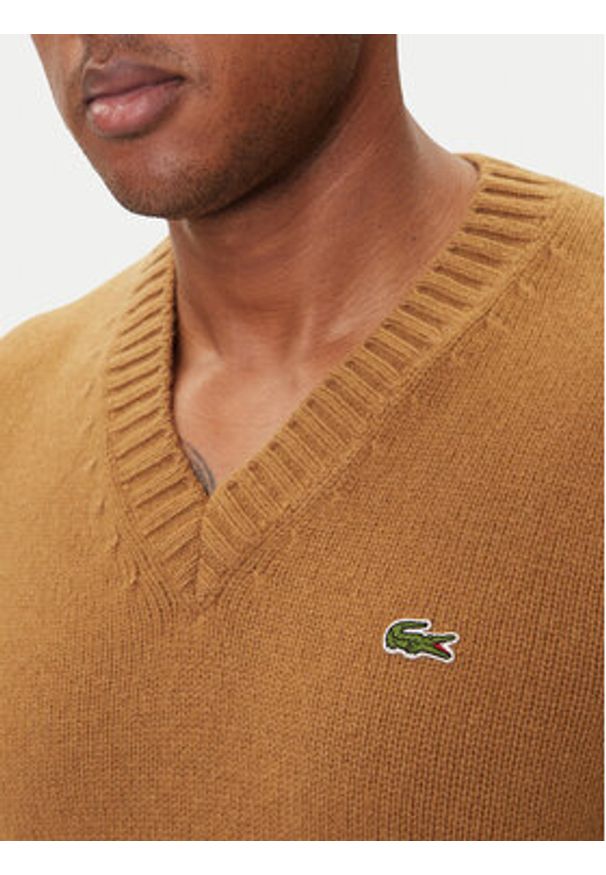 Lacoste Sweter AH5180 Brązowy Regular Fit. Kolor: brązowy. Materiał: wełna