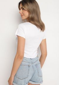 Born2be - Biały Bawełniany T-shirt o Dopasowanym Kroju z Guzikami Filareina. Okazja: na co dzień. Kolor: biały. Materiał: bawełna. Styl: klasyczny, elegancki, casual #3