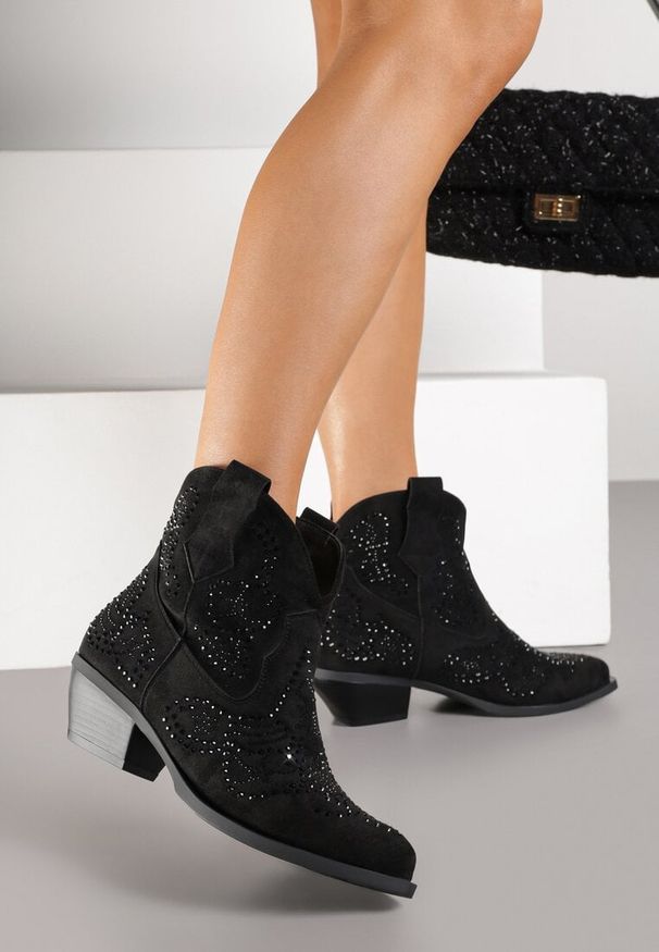 Renee - Czarne Krótkie Botki Typu Kowboki z Cyrkoniowym Zdobieniem Lalare. Okazja: na co dzień. Kolor: czarny. Materiał: jeans, skóra. Wzór: aplikacja. Obcas: na obcasie. Styl: casual. Wysokość obcasa: niski