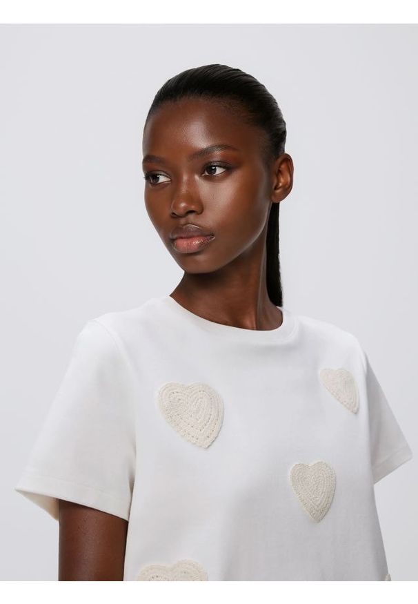 Reserved - T-shirt z haftowaną aplikacją - złamana biel. Materiał: dzianina, bawełna. Wzór: aplikacja, haft