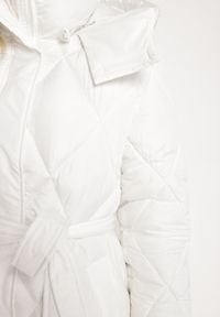 Born2be - Biała Długa Kurtka Płaszcz z Kapturem i Wiązaniem w Pasie Gasaetta. Typ kołnierza: kaptur. Kolor: biały. Materiał: materiał. Długość: długie. Sezon: zima #4