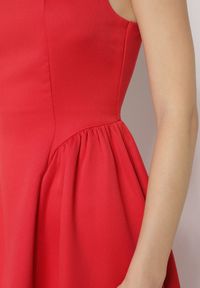 Born2be - Czerwona Rozkloszowana Sukienka na Szerokich Ramiączkach Reterna. Okazja: na imprezę. Typ kołnierza: dekolt kwadratowy. Kolor: czerwony. Długość rękawa: na ramiączkach. Styl: elegancki. Długość: mini #4