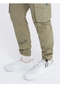 Ombre Clothing - Męskie spodnie cargo STRAIGHT LEG z trójkątnym pinem na kieszeni – oliwkowe V2. Okazja: na co dzień. Kolor: oliwkowy. Materiał: bawełna, elastan, materiał. Wzór: gładki. Styl: casual, elegancki #12