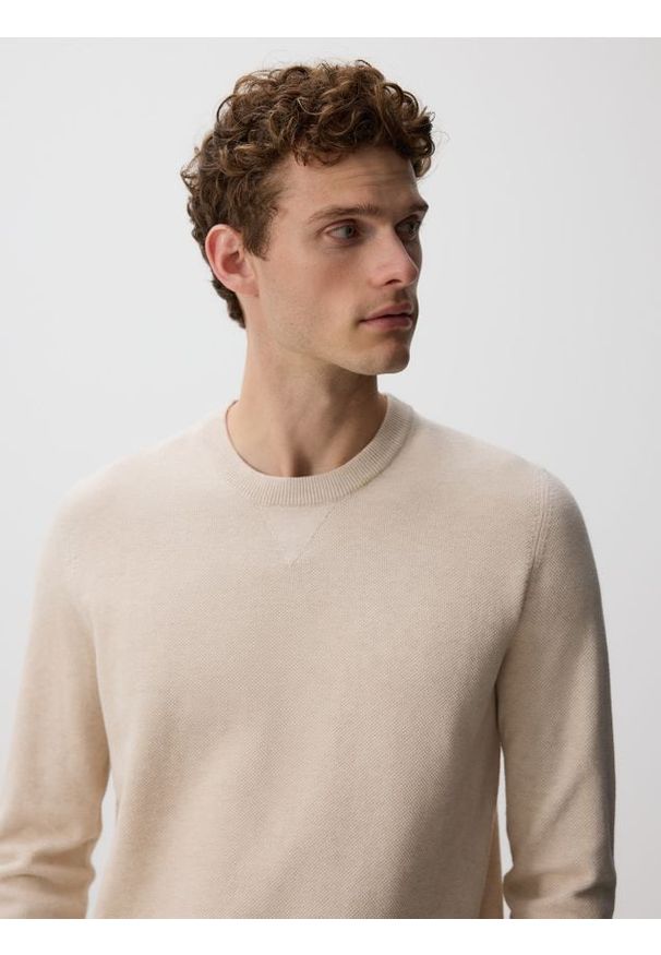 Reserved - Strukturalny sweter z bawełną - kremowy. Kolor: kremowy. Materiał: bawełna