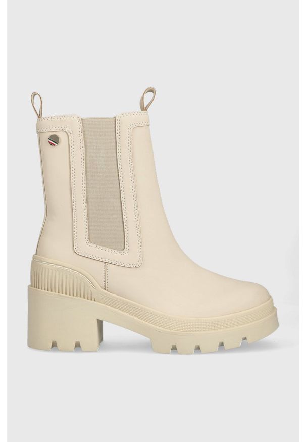TOMMY HILFIGER - Tommy Hilfiger sztyblety Heeled Chelsey Boot Bio damskie kolor beżowy na płaskim obcasie. Nosek buta: okrągły. Kolor: beżowy. Obcas: na obcasie. Wysokość obcasa: niski