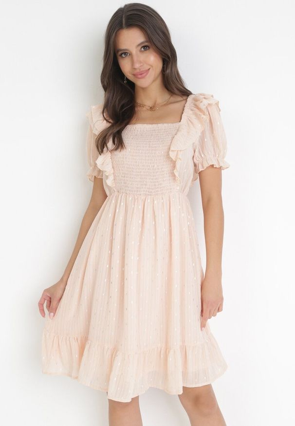 Born2be - Beżowa Sukienka Mini z Falbankami przy Rękawach i Gumką w Pasie Nevitta. Typ kołnierza: kołnierz z falbankami. Kolor: beżowy. Materiał: tkanina. Wzór: nadruk. Długość: mini