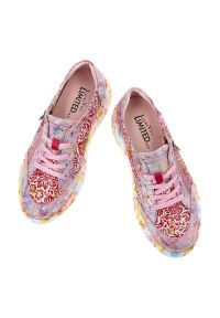Sneakersy damskie Laura Vita, podwyższona podeszwa z wielokolorowym wzorem na obwodzie oraz perforowane panele na cholewce, różowe, 57 SL26803-57B. Okazja: na co dzień, na spacer, do pracy. Zapięcie: zamek. Kolor: różowy. Szerokość cholewki: normalna. Wzór: kolorowy, aplikacja, kwiaty. Sezon: lato, wiosna. Styl: elegancki, casual #9