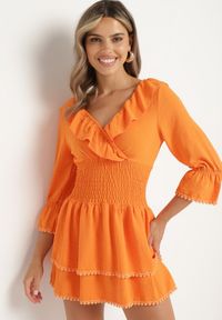 Born2be - Pomarańczowa Sukienka z Kopertowym Dekoltem i Gumką w Pasie Ozdobiona Falbanką Tesalie. Okazja: na co dzień. Typ kołnierza: dekolt kopertowy, kołnierz z falbankami. Kolor: pomarańczowy. Wzór: aplikacja. Sezon: wiosna, lato. Typ sukienki: kopertowe. Styl: casual, elegancki #1