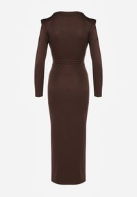 Renee - Brązowa Koktajlowa Sukienka z Rozcięciem na Nogę Zdobiona Trenem Atirga. Okazja: na studniówkę, na imprezę. Typ kołnierza: dekolt w serek. Kolor: brązowy. Wzór: aplikacja. Styl: wizytowy #5