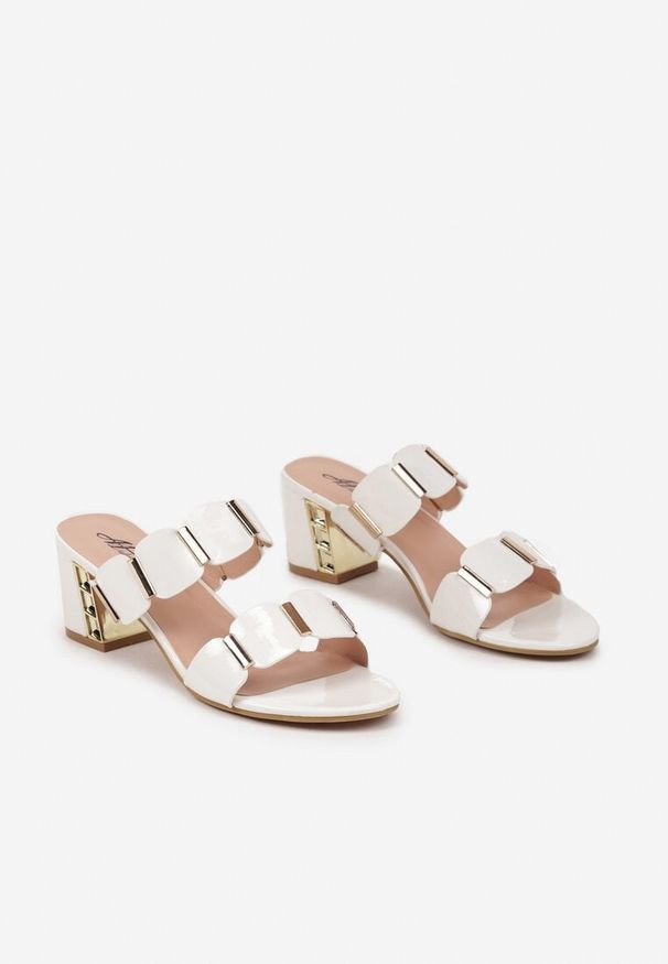 Renee - Białe Klapki na Obcasie z Metalicznym Zdobieniem z Ozdobnymi Paskami Morilena. Okazja: na co dzień. Nosek buta: otwarty. Kolor: biały. Wzór: aplikacja. Materiał: jeans. Sezon: lato. Obcas: na obcasie. Styl: elegancki, casual. Wysokość obcasa: średni