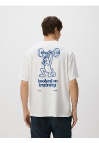 Reserved - T-shirt relaxed z nadrukiem na plecach - złamana biel. Materiał: bawełna, dzianina. Wzór: nadruk #1