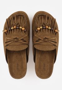 Renee - Ciemnobeżowe Klapki VICES Mule Ozdobione Frędzlami Koralikami i Kokardą Eathelena. Okazja: na plażę. Kolor: beżowy. Wzór: aplikacja. Sezon: lato #6