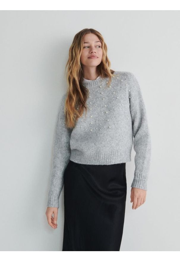 Reserved - Sweter z perłami - jasnoszary. Kolor: szary. Materiał: dzianina