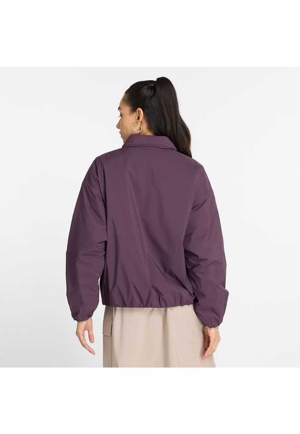 Kurtka damska New Balance WJ43506PLN – fioletowa. Kolor: fioletowy. Materiał: nylon. Styl: sportowy