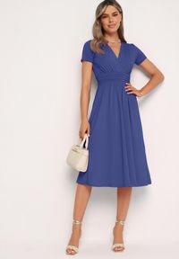 Born2be - Niebieska Taliowana Sukienka z Dekoltem na Zakładkę Quimadea. Okazja: na spotkanie biznesowe. Kolor: niebieski. Materiał: materiał. Wzór: aplikacja. Styl: elegancki, biznesowy