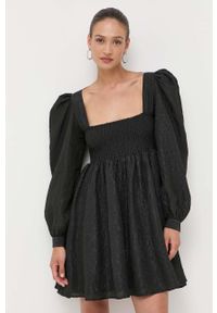 Custommade sukienka kolor czarny mini rozkloszowana. Typ kołnierza: dekolt w karo. Kolor: czarny. Typ sukienki: rozkloszowane. Długość: mini #1