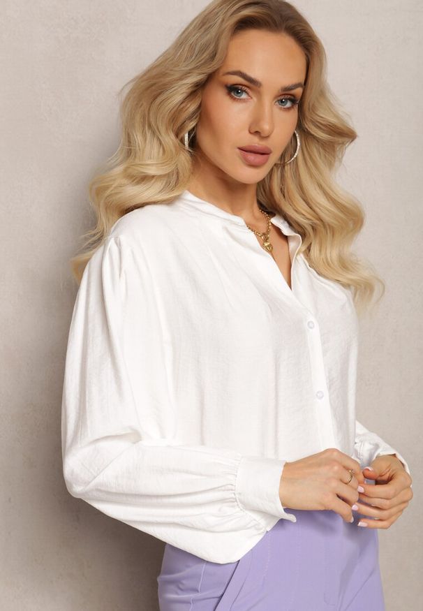 Renee - Biała Koszula z Ozdobnymi Rękawami z Plisowanej Tkaniny Zemona. Kolor: biały. Materiał: tkanina