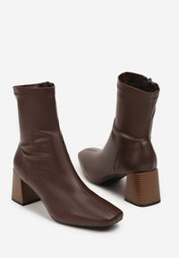 Born2be - Brązowe Botki Vices na Stożkowym Obcasie z Dopasowaną Cholewką Giosella. Okazja: na co dzień. Kolor: brązowy. Materiał: jeans. Szerokość cholewki: normalna. Obcas: na obcasie. Styl: casual, elegancki. Wysokość obcasa: średni #7