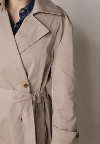 Born2be - Beżowy Bawełniano-Wiskozowy Płaszcz Trencz z Wiązanym Paskiem i Klapą Lissana. Okazja: na co dzień. Kolor: beżowy. Materiał: wiskoza, bawełna. Styl: casual, elegancki, klasyczny #7