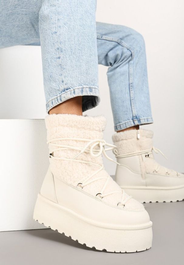 Born2be - Beżowe Śniegowce Vices na Grubej Podeszwie Ozdobione Sznurowaniem i Futerkiem Ravanelle. Okazja: na co dzień. Zapięcie: sznurówki. Kolor: beżowy. Materiał: futro. Wzór: aplikacja. Sezon: zima. Styl: casual