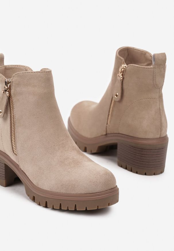 Renee - Beżowe Botki Sztyblety na Słupku Wykończone Ozdobnym Suwakiem Terillda. Okazja: na co dzień. Kolor: beżowy. Materiał: jeans. Obcas: na słupku. Styl: casual, elegancki. Wysokość obcasa: średni