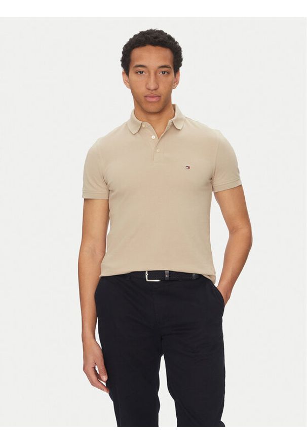 TOMMY HILFIGER - Tommy Hilfiger Polo 1985 MW0MW17771 Beżowy Slim Fit. Typ kołnierza: polo. Kolor: beżowy. Materiał: bawełna