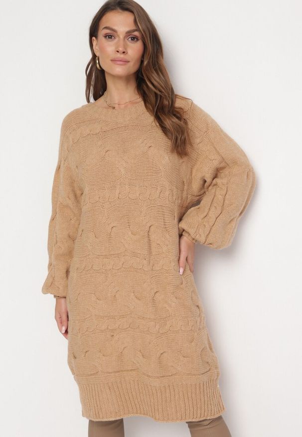 Born2be - Beżowy Oversizowy Sweter o Długim Kroju z Ozdobnym Splotem Sapodis. Kolor: beżowy. Długość rękawa: długi rękaw. Długość: długie. Wzór: ze splotem