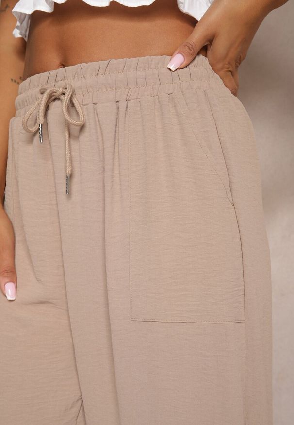 Renee - Ciemnobeżowe Spodnie High Waist ze Sznurkiem w Talii i Prostą Nogawką Raveann. Okazja: na spacer, na co dzień. Stan: podwyższony. Kolor: beżowy. Wzór: aplikacja. Styl: casual