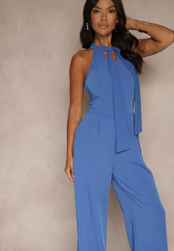 Renee - Niebieski Kombinezon Wide Leg z Ozdobnym Wiązaniem przy Szyi Silelia. Okazja: na co dzień. Kolor: niebieski. Długość rękawa: bez rękawów. Styl: klasyczny, elegancki, casual