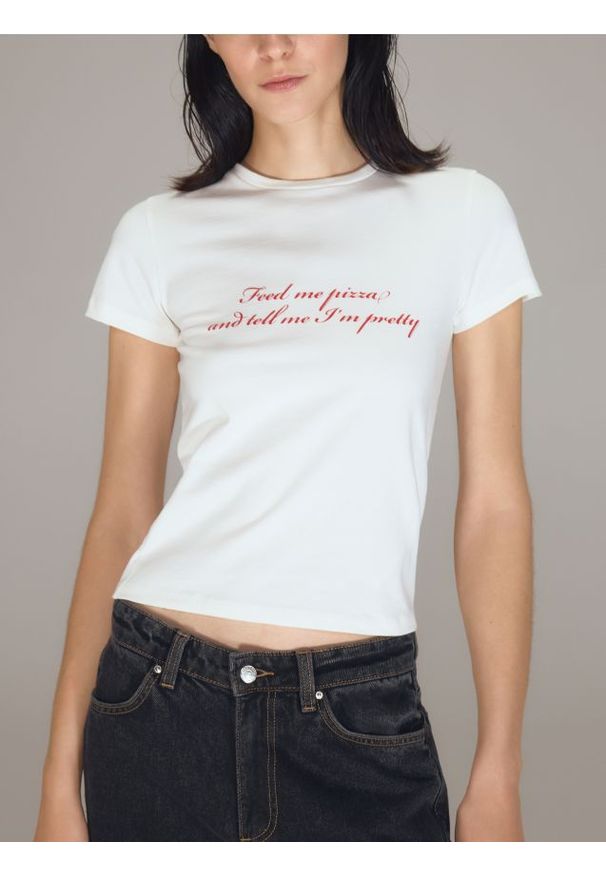 Reserved - T-shirt z nadrukowanym napisem - złamana biel. Materiał: bawełna, dzianina. Wzór: napisy