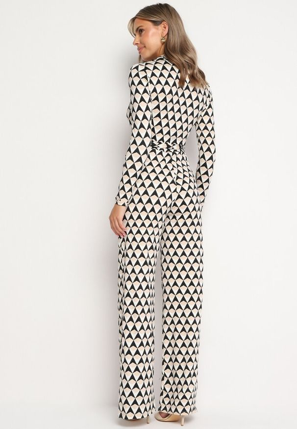 Born2be - Beżowy Kombinezon z Wiązanym Paskiem w Geometryczny Print Ninatti. Okazja: na imprezę, na randkę. Kolor: beżowy. Materiał: materiał. Wzór: nadruk, geometria