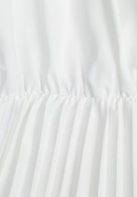 Born2be - Biała Rozkloszowana Sukienka Midi z Kopertową Górą i Plisowanym Dołem Alissu. Kolor: biały. Typ sukienki: kopertowe. Styl: elegancki, klasyczny. Długość: midi #7