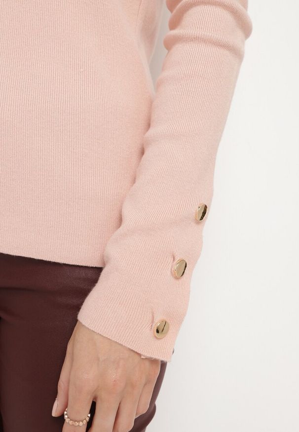 Born2be - Jasnoróżowy Sweter z Dekoltem V i Ozdobnymi Guzikami na Rękawach Atterisa. Okazja: na co dzień. Typ kołnierza: dekolt w kształcie V. Kolor: różowy. Materiał: jeans. Długość rękawa: długi rękaw. Długość: długie. Wzór: aplikacja. Styl: casual