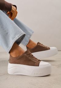 Renee - Ciemnobeżowe Sneakersy VICES na Platformie z Metaliczną Aplikacją i Napisem Beli. Okazja: na co dzień. Kolor: beżowy. Szerokość cholewki: normalna. Wzór: aplikacja, napisy. Obcas: na platformie #7