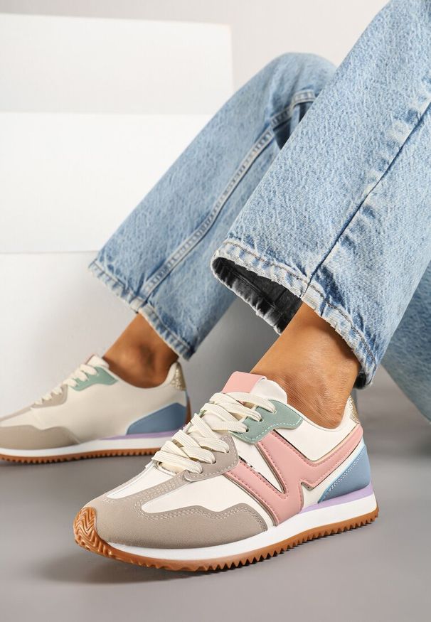 Renee - Różowe Sneakersy z Geometrycznym Wzorem i Metaliczną Wstawką Zolio. Okazja: na co dzień. Zapięcie: sznurówki. Kolor: różowy. Materiał: jeans. Wzór: geometria