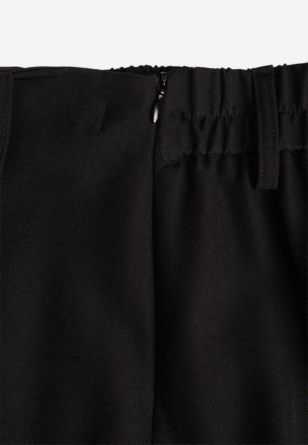 Renee - Czarne Spódnico-Szorty z Metalicznymi Sercami przy Łańcuszku Meztila. Kolor: czarny. Wzór: aplikacja