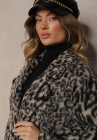 Renee - Szary Panterkowy Płaszcz Dwurzędowy Pesaltia. Okazja: na co dzień. Kolor: szary. Materiał: skóra. Sezon: jesień. Styl: klasyczny, casual