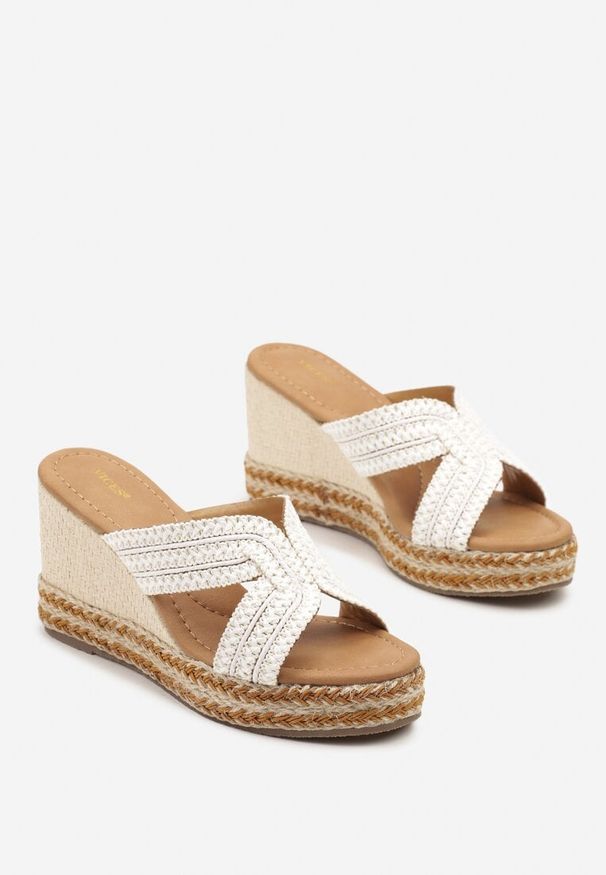 Born2be - Białe Klapki Vices na Koturnie z Plecionką Eravella. Okazja: na co dzień. Kolor: biały. Materiał: jeans. Sezon: lato. Obcas: na koturnie. Styl: elegancki, casual. Wysokość obcasa: średni