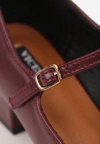 Renee - Bordowe Czółenka na Słupku Mary Jane Ozdobione Paskami Omevira. Okazja: na co dzień. Zapięcie: pasek. Kolor: czerwony. Materiał: dzianina. Wzór: aplikacja. Obcas: na słupku. Styl: casual, elegancki #4