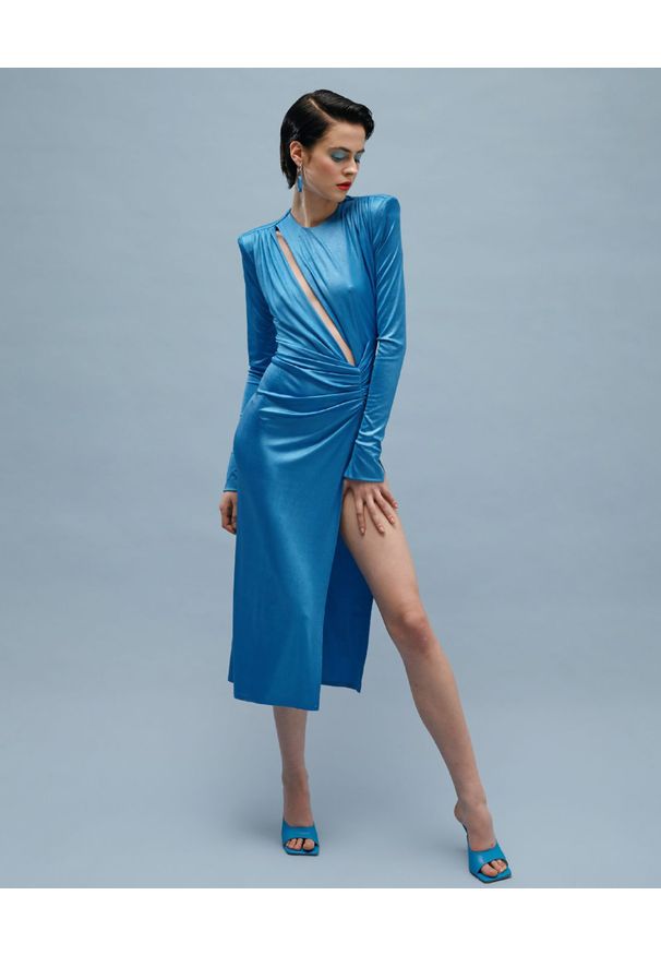 AGGI - Niebieska sukienka z rozcięciem Adriana. Kolor: niebieski. Materiał: materiał. Długość rękawa: długi rękaw. Styl: wizytowy. Długość: midi