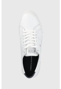 TOMMY HILFIGER - Tommy Hilfiger buty kolor biały. Nosek buta: okrągły. Zapięcie: sznurówki. Kolor: biały. Materiał: materiał, włókno, guma #4