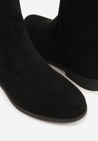 Born2be - Czarne Botki Typu Kowbojki Ażurowe Ozdobione Metaliczną Aplikacją Iomosa. Okazja: na co dzień, do pracy. Kolor: czarny. Materiał: prążkowany, skóra. Wzór: ażurowy, aplikacja. Styl: casual, elegancki #3