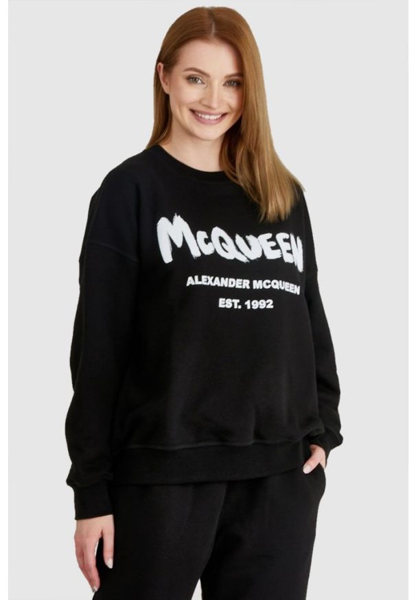 Alexander McQueen - ALEXANDER MCQUEEN Czarna bluza damska z logo, Rozmiar 38. Kolor: czarny. Materiał: prążkowany, bawełna