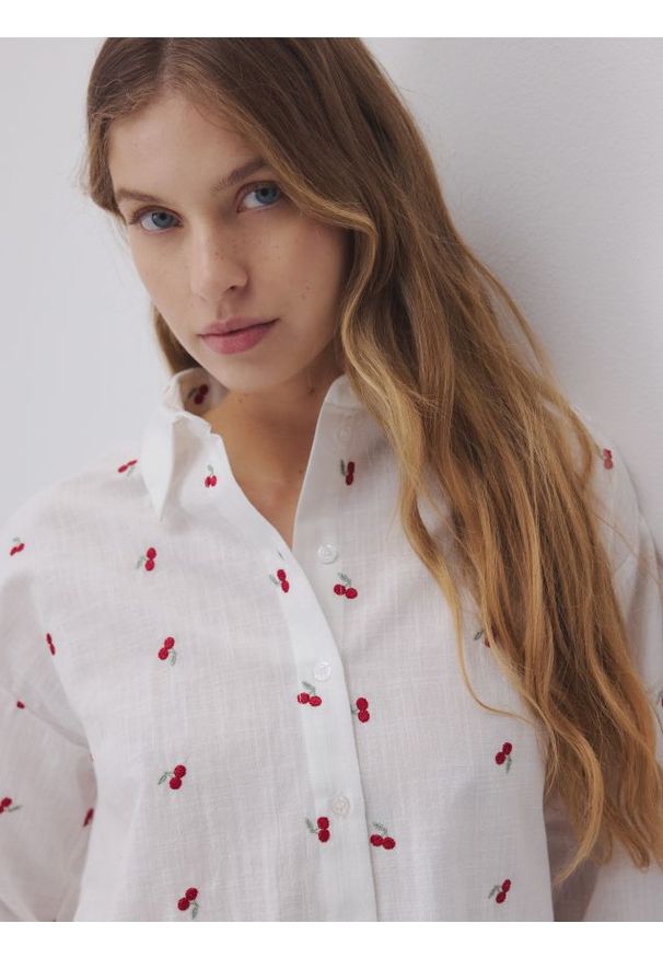 Reserved - Koszula z ozdobnym haftem - czerwony. Kolor: czerwony. Materiał: len, bawełna, tkanina. Wzór: haft