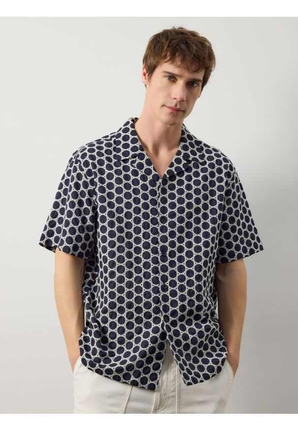 Reserved - Wzorzysta koszula comfort fit - granatowy. Kolor: niebieski. Materiał: tkanina, bawełna